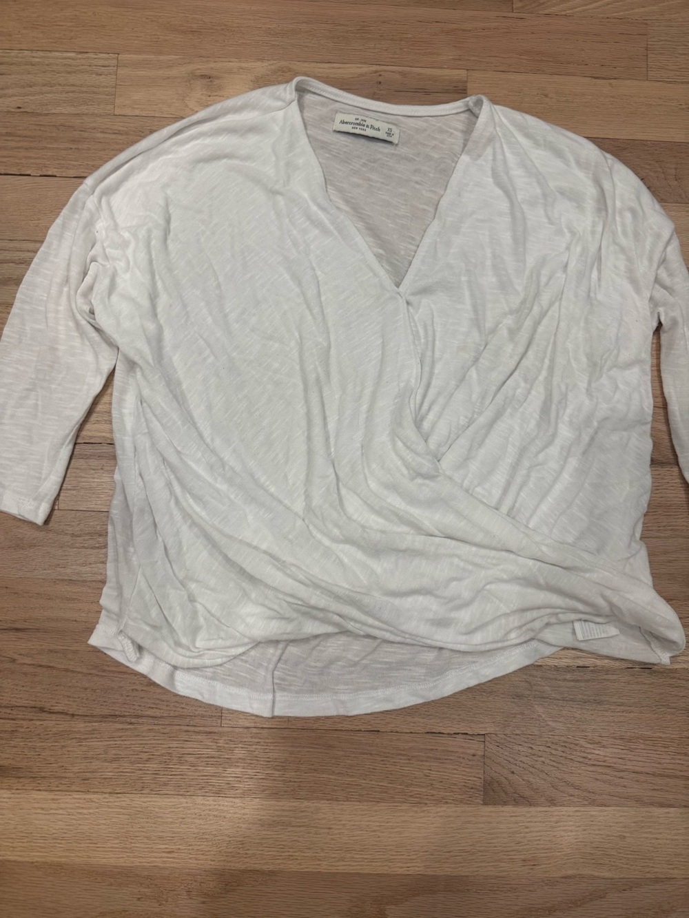 Abercrombie & Fitch White 3/4 Sleeve Top. Versatile to Dress Up or Down, Sz XS
